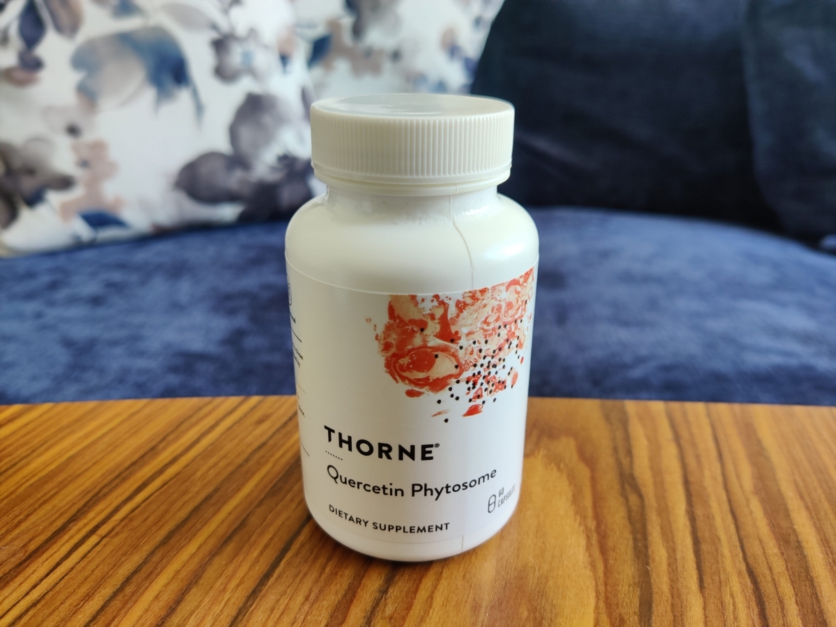 Thorne Quercetin Phytosome på soffbord i hemmamiljö, taget av oss