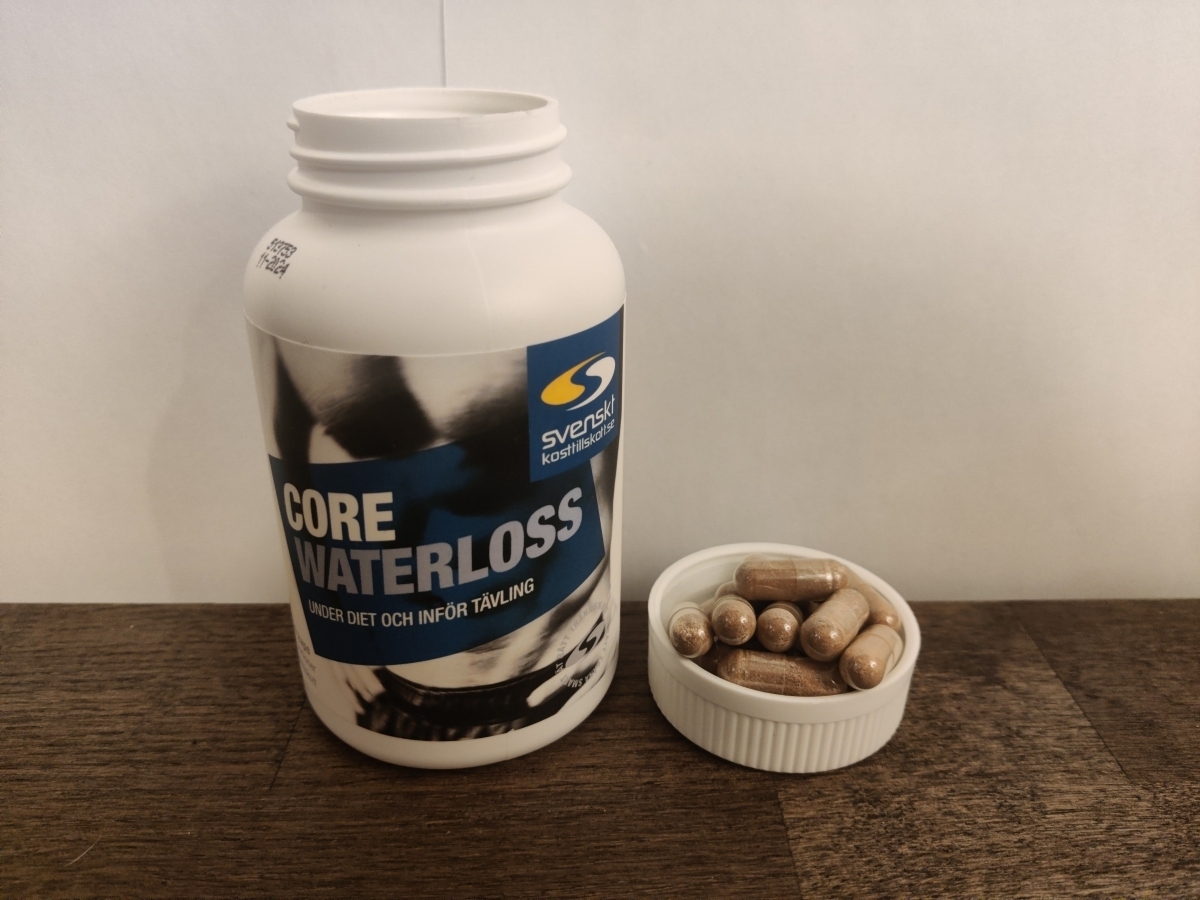 Core Waterloss med kapslar bredvid på träbord, egen bild från vår genomgång