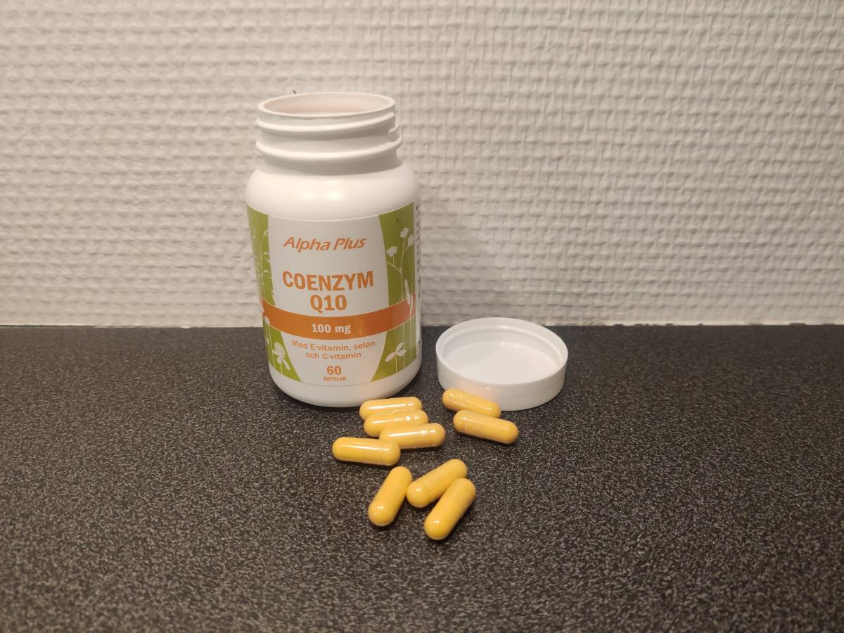 Alpha Plus Coenzym Q10, öppen burk med kapslar på bänkskiva, foto taget av oss under testet