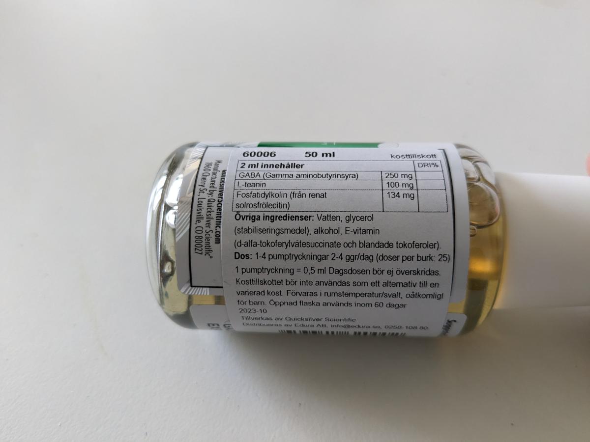 Baksida med svensk innehållsdeklaration och dosering för Liposomal GABA + L-teanin, foto av oss