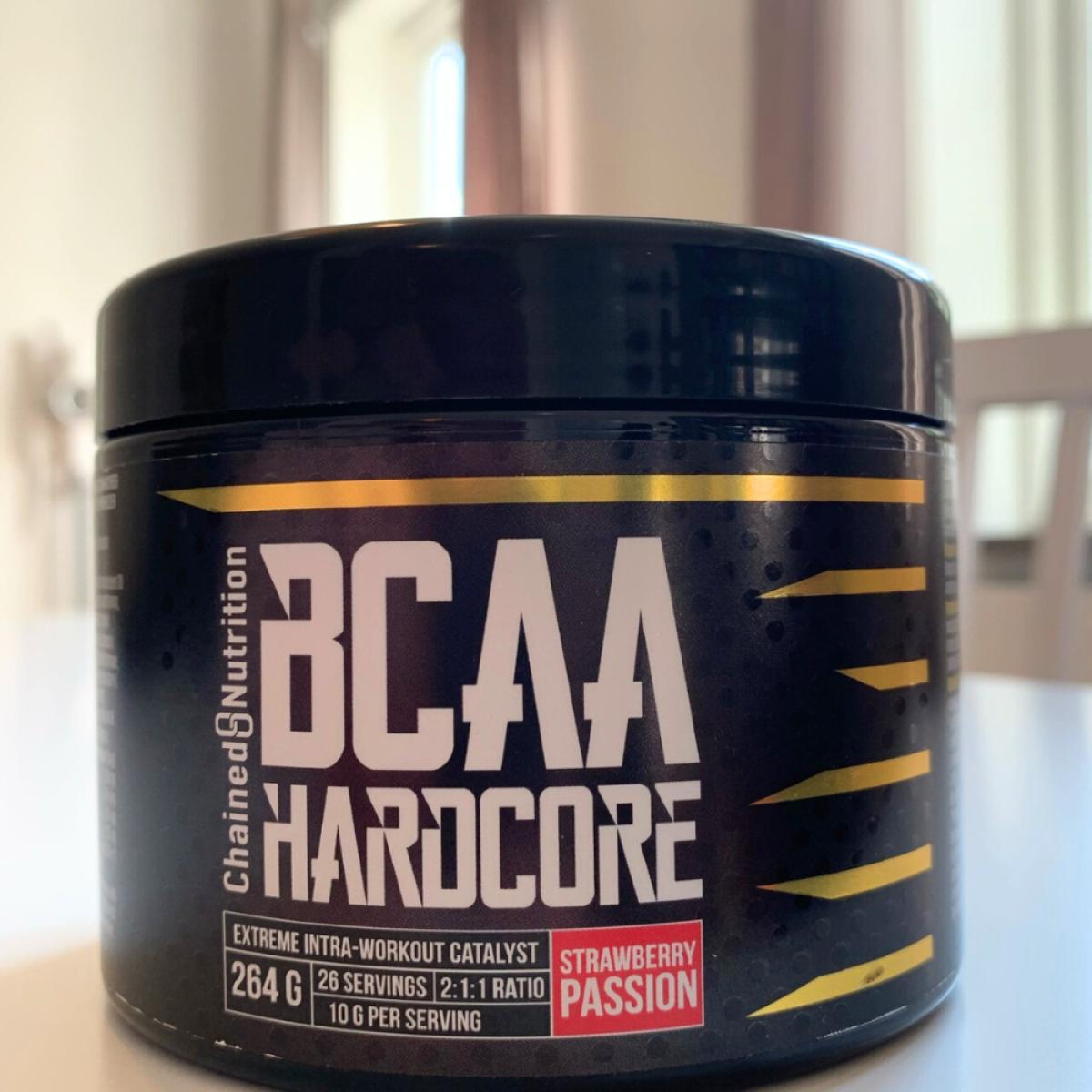 Chained Nutrition BCAA Hardcore Strawberry Passion burk i dagsljus, foto från vårt test