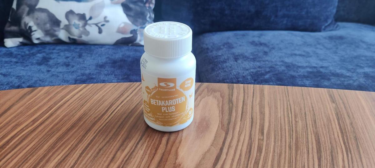 Healthwell Betakaroten Plus på soffbordet i vardagsrummet, vårt eget foto