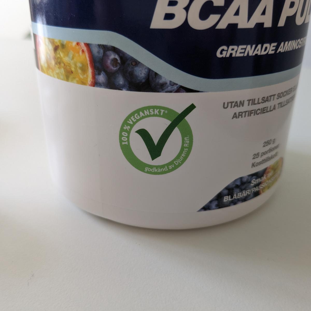 Närbild på 100 procent veganskt märkning på Better You BCAA tagen av oss