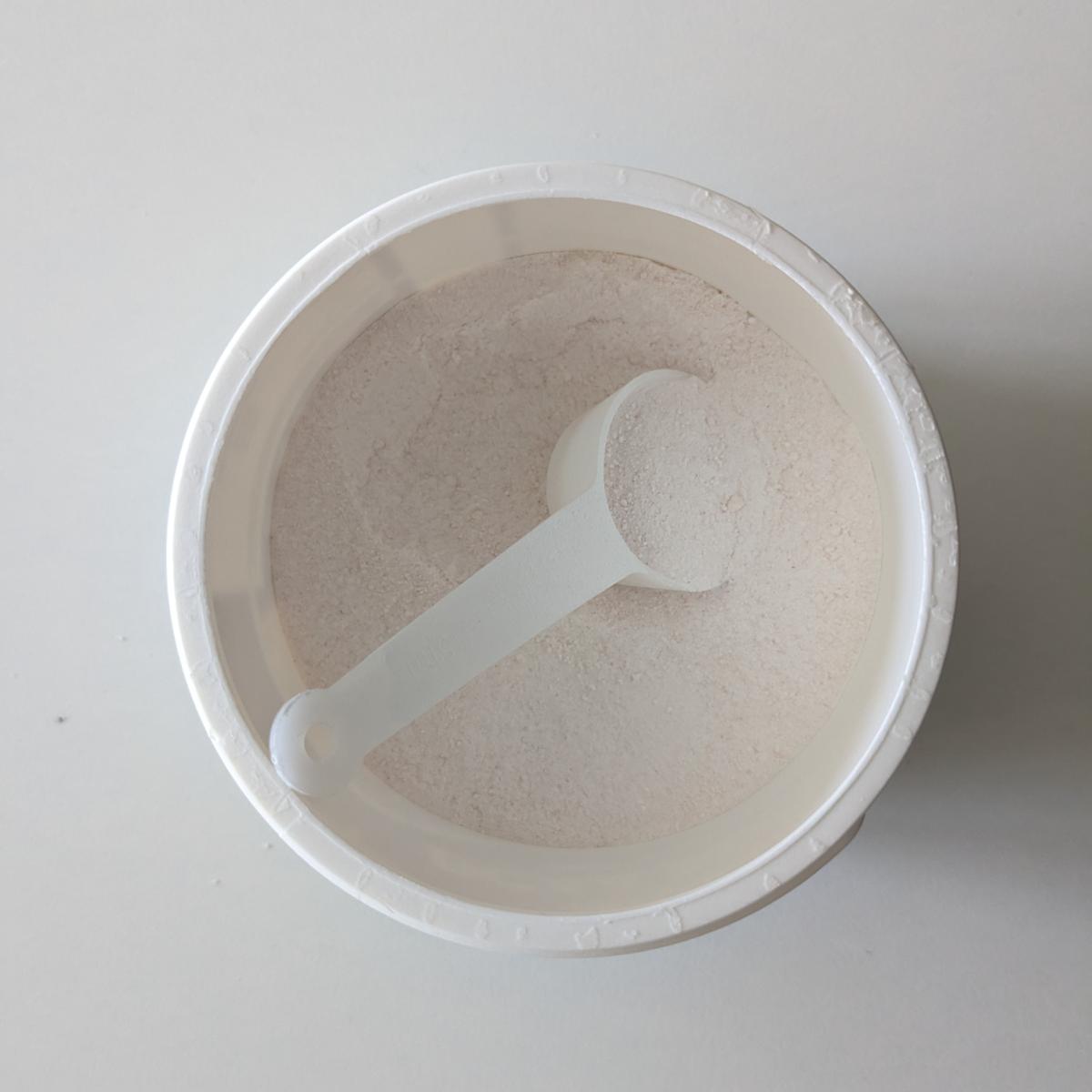 Better You BCAA pulverburk ovanifrån med skopa i pulvret, fotad av oss under testet