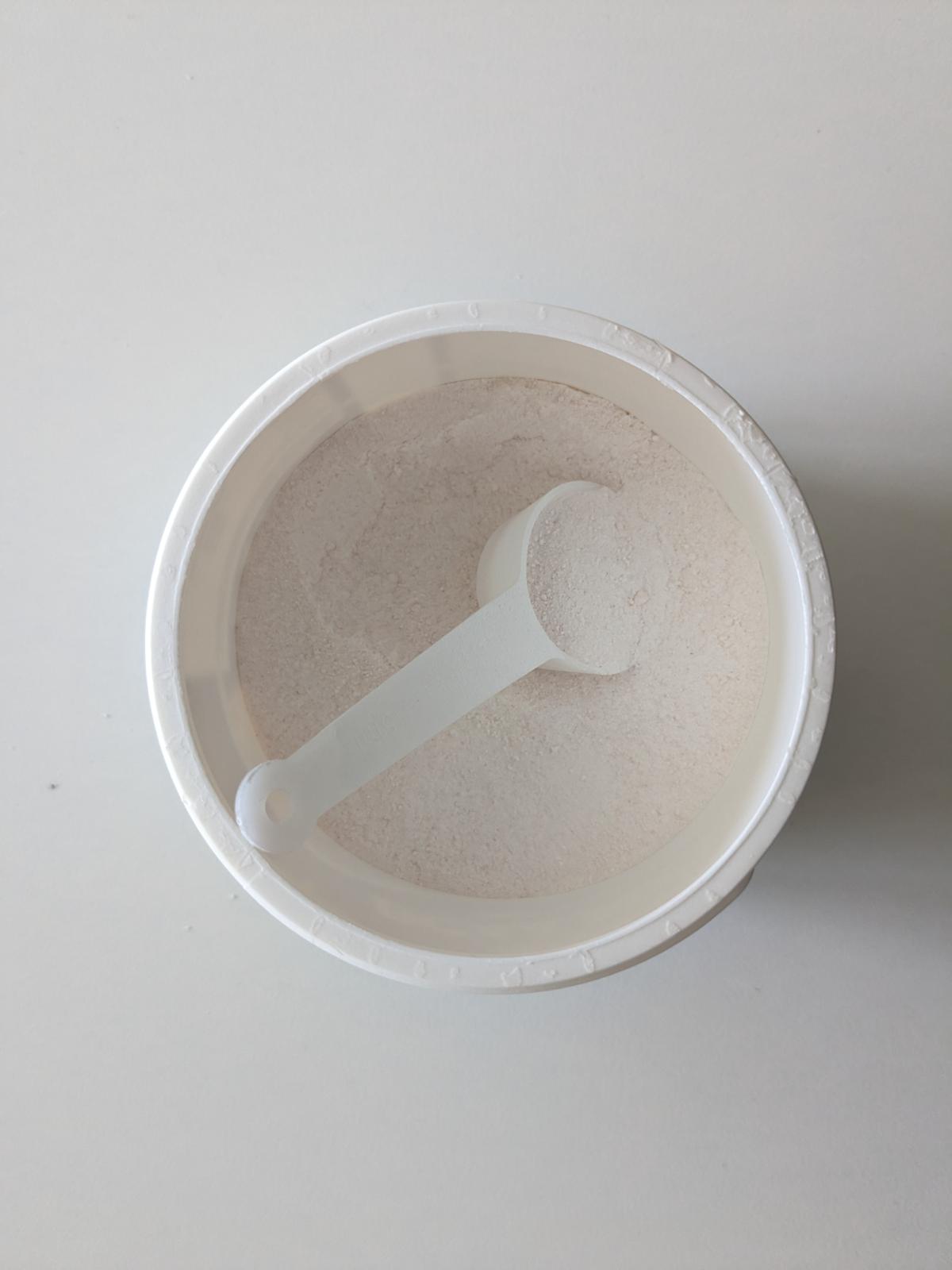 Better You BCAA pulverburk ovanifrån med skopa i pulvret, fotad av oss under testet
