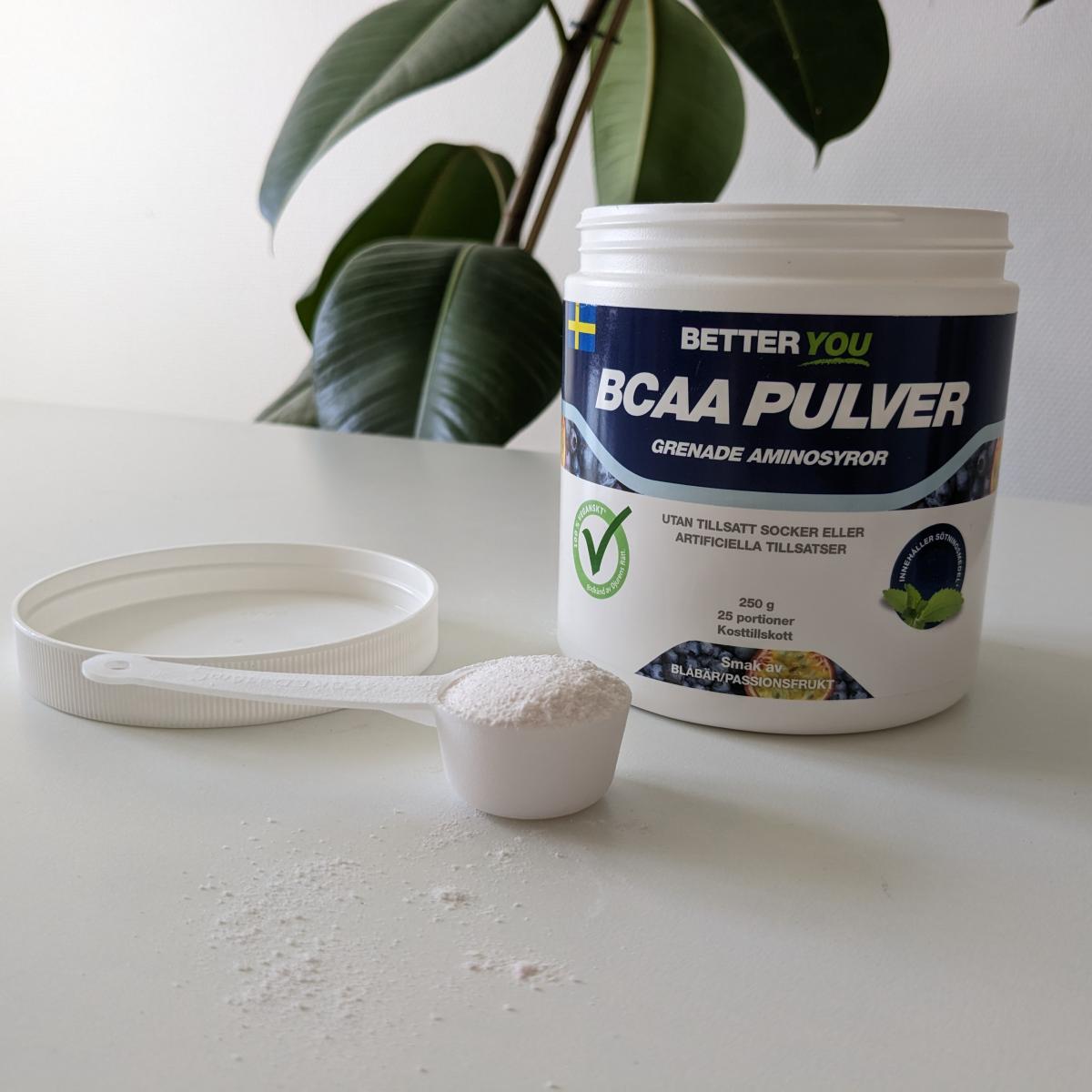 Better You BCAA Pulver med uppmätt skopa framför burken, foto från vårt test