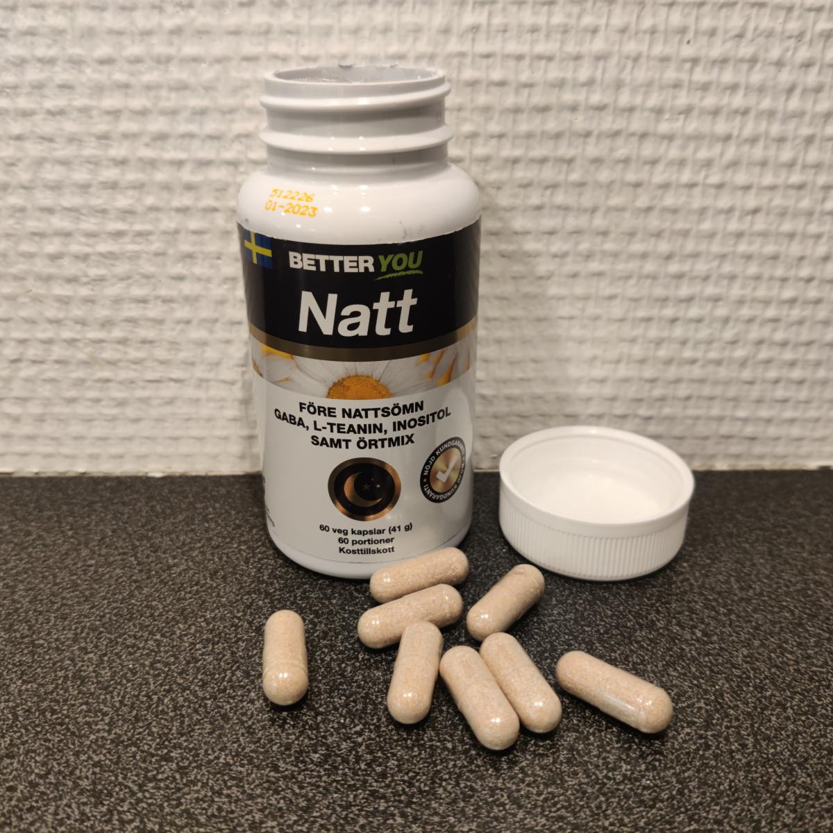 Better You Natt burk med kapslar bredvid i närbild, taget av oss