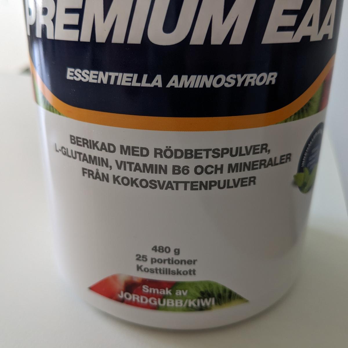 Närbild på etiketten som visar rödbetspulver L-glutamin vitamin B6 och mineraler från kokosvatten