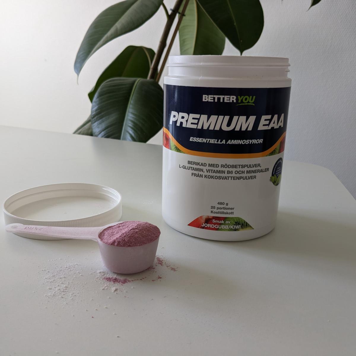 Better You Premium EAA Jordgubb Kiwi med uppmätt skopa framför burken, fotograferad av oss