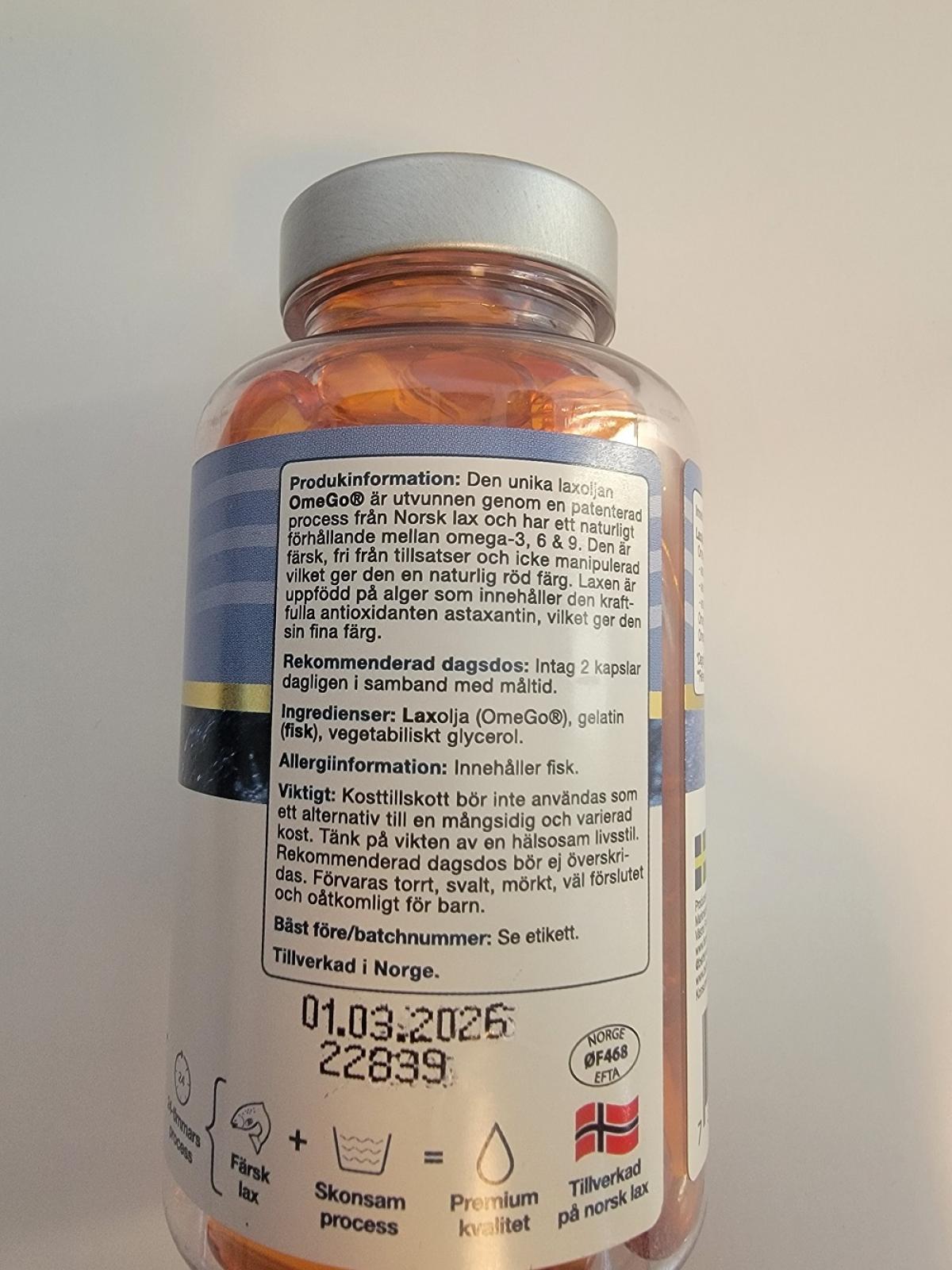 Baksida med tydlig produktinfo på Better You Premium Omega-3, fotad av oss