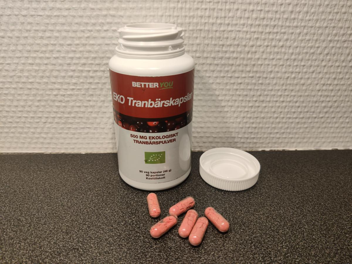 Vår egen bild av Better You EKO Tranbärskapslar, öppnad burk med kapslar på bänken