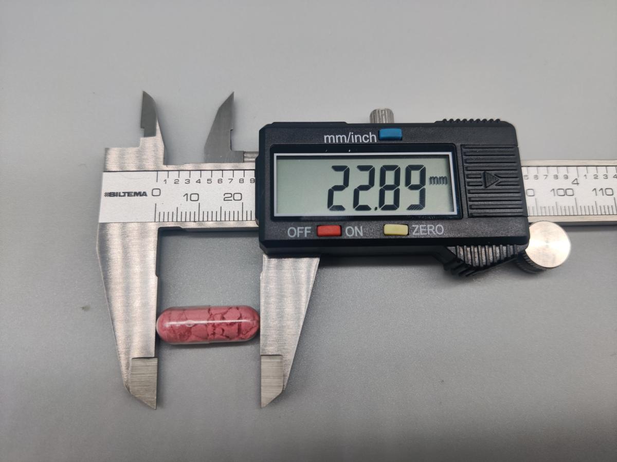 Skjutmått visar kapselns längd cirka 22,9 mm