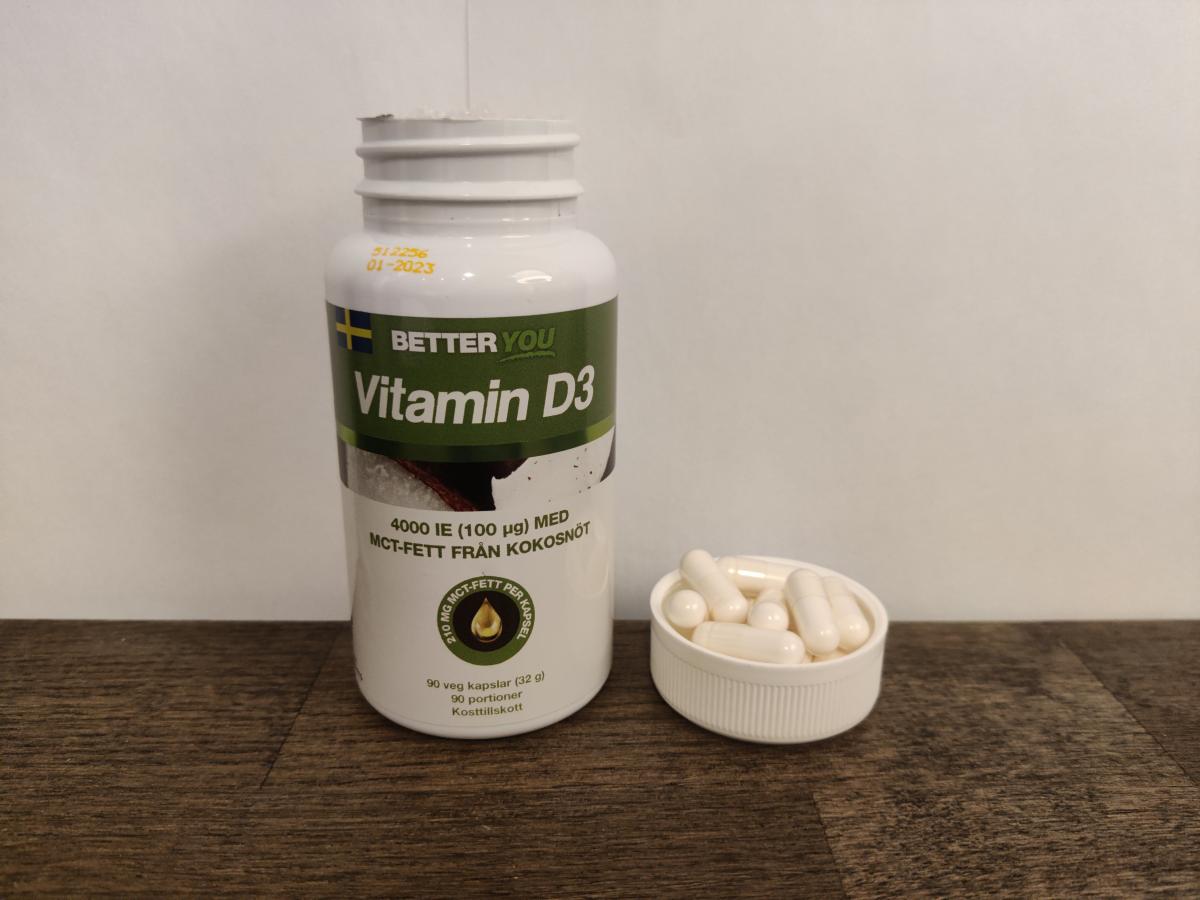 Better You Vitamin D3 burk och kapslar på träbord, foto av oss