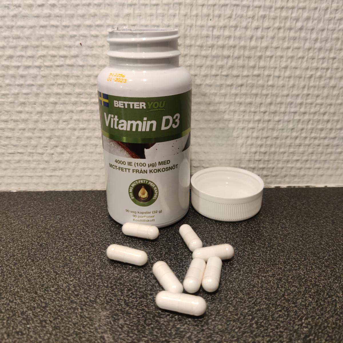 Better You Vitamin D3 burk och kapslar på träbord, foto av oss