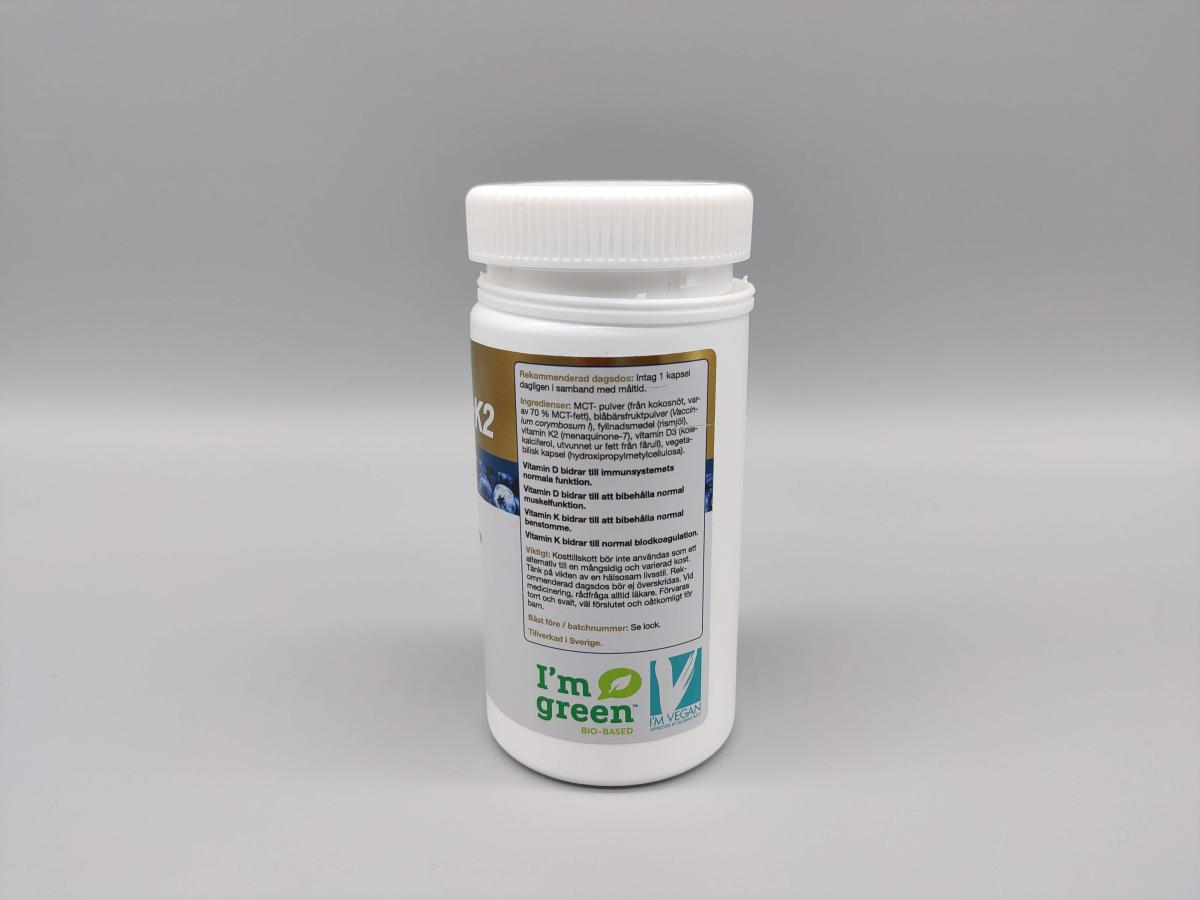 Baksida med ingredienser och dosering på Better You Vitamin D3+K2 fotad av oss
