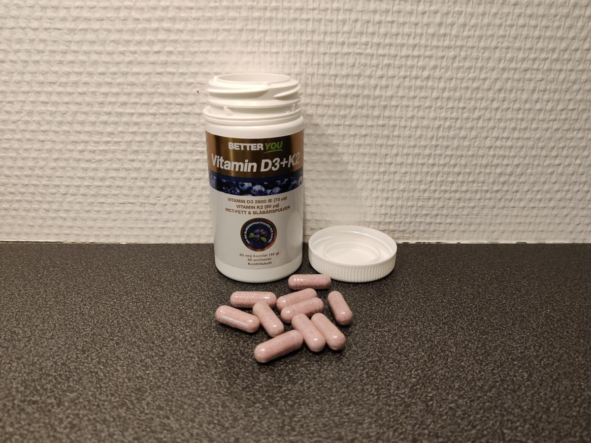 Vår egen bild av Better You Vitamin D3+K2 med öppnad burk och kapslar på bänken under testet