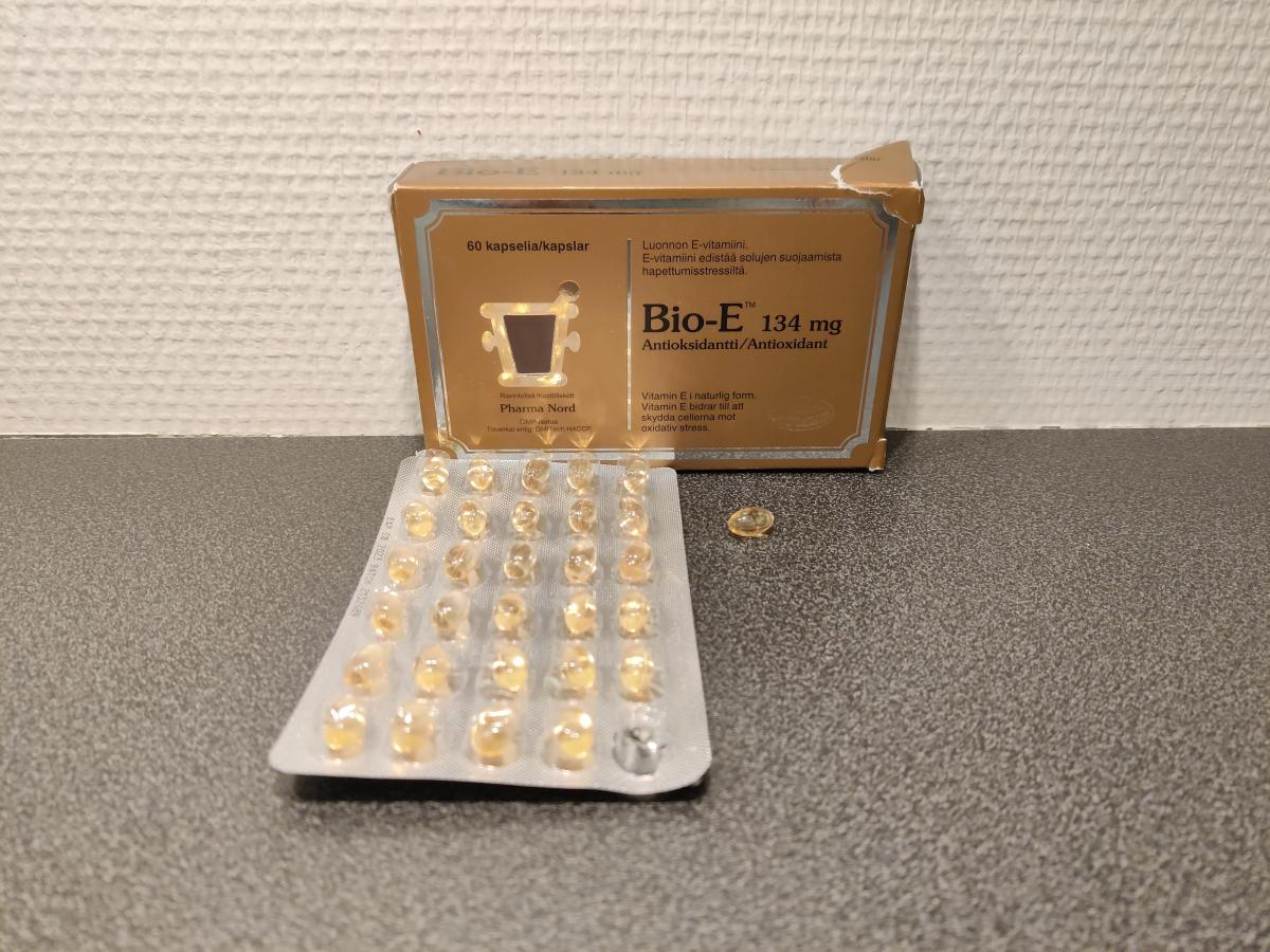 Pharma Nord Bio-E-Vitamin i blister med en kapsel framme, egen bild från testet