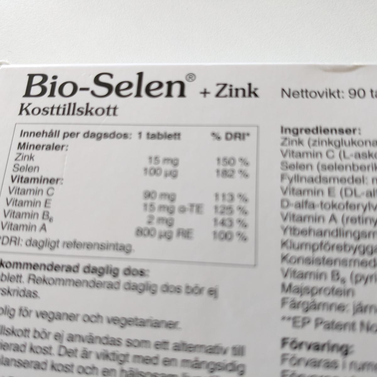 Tablett bredvid linjal som visar cirka 8 mm i diameter, fotograferad av oss