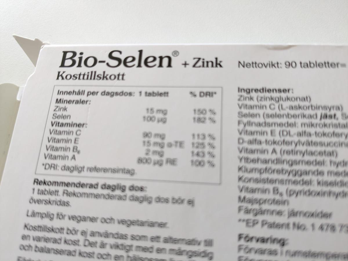 Baksida med innehåll och dosering för Bio-Selen + Zink, fotad av oss