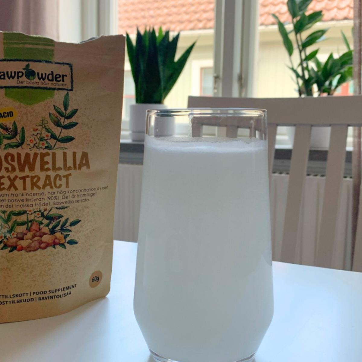 Boswelliapulver blandat i glas bredvid förpackningen foto från vårt test