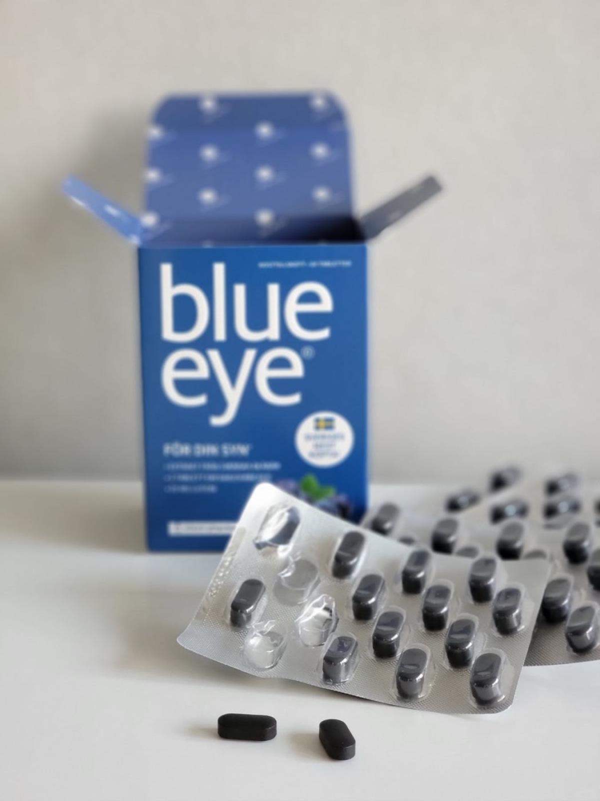 Blue Eye Blåbärsextrakt med öppnad ask och flera blister på bord, fotograferat av oss under testet