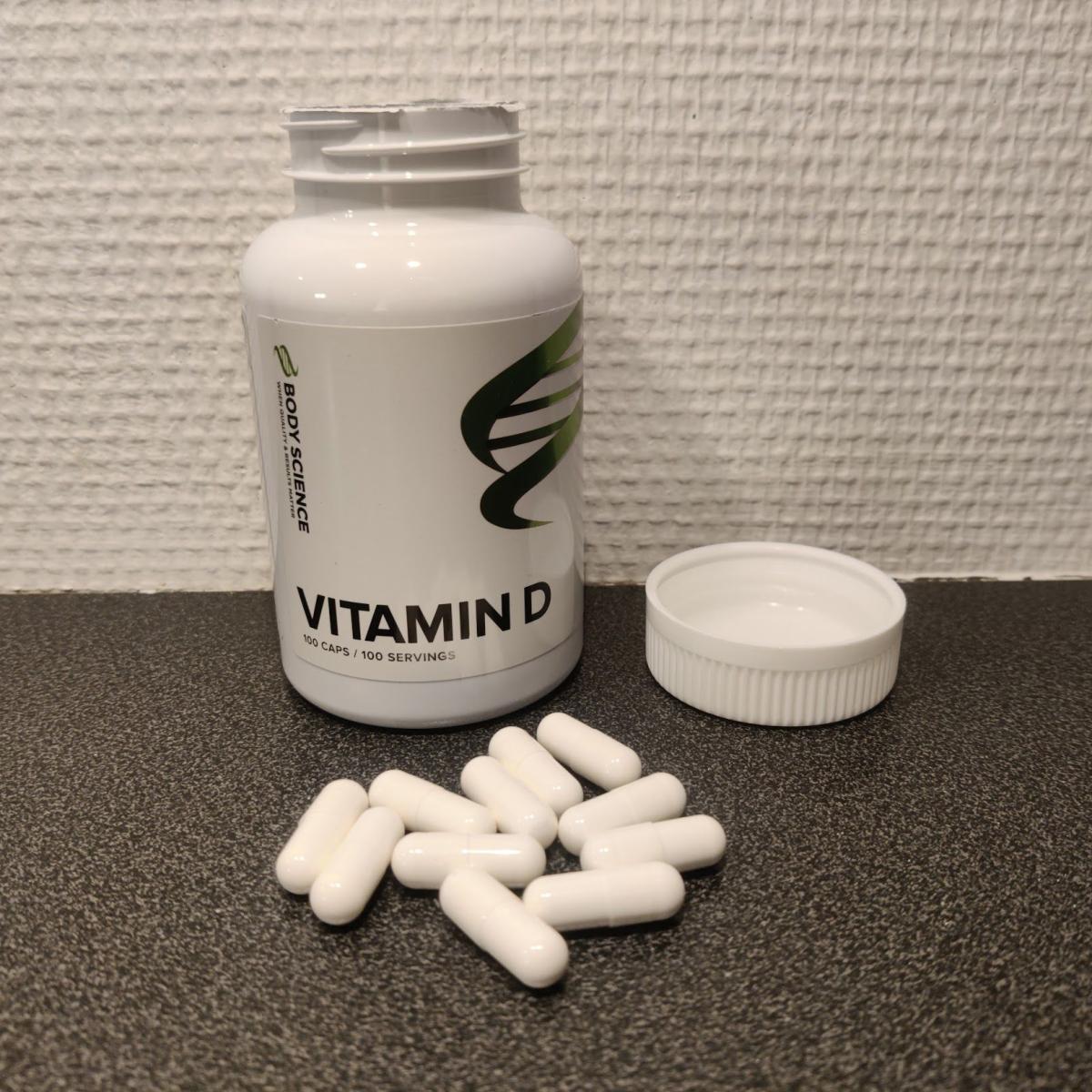 Body Science Vitamin D med kapslar intill locket på köksbordet taget av oss
