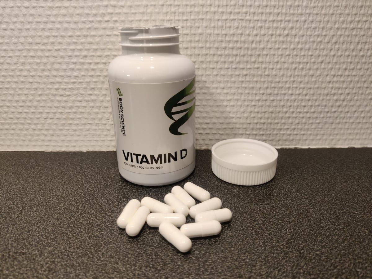Body Science Vitamin D burk och kapslar på bänkskiva fotograferat av oss under testet