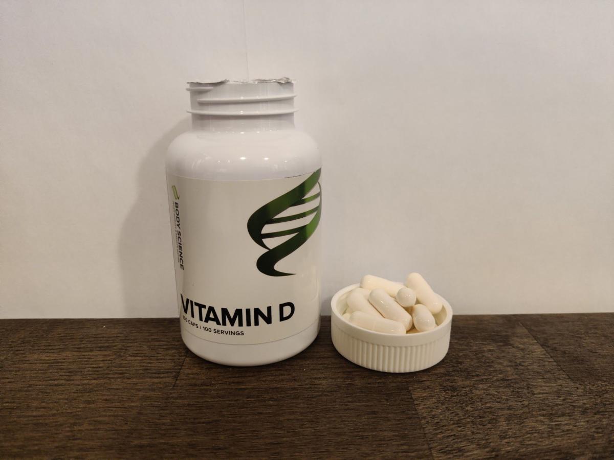 Body Science Vitamin D med kapslar intill locket på köksbordet taget av oss