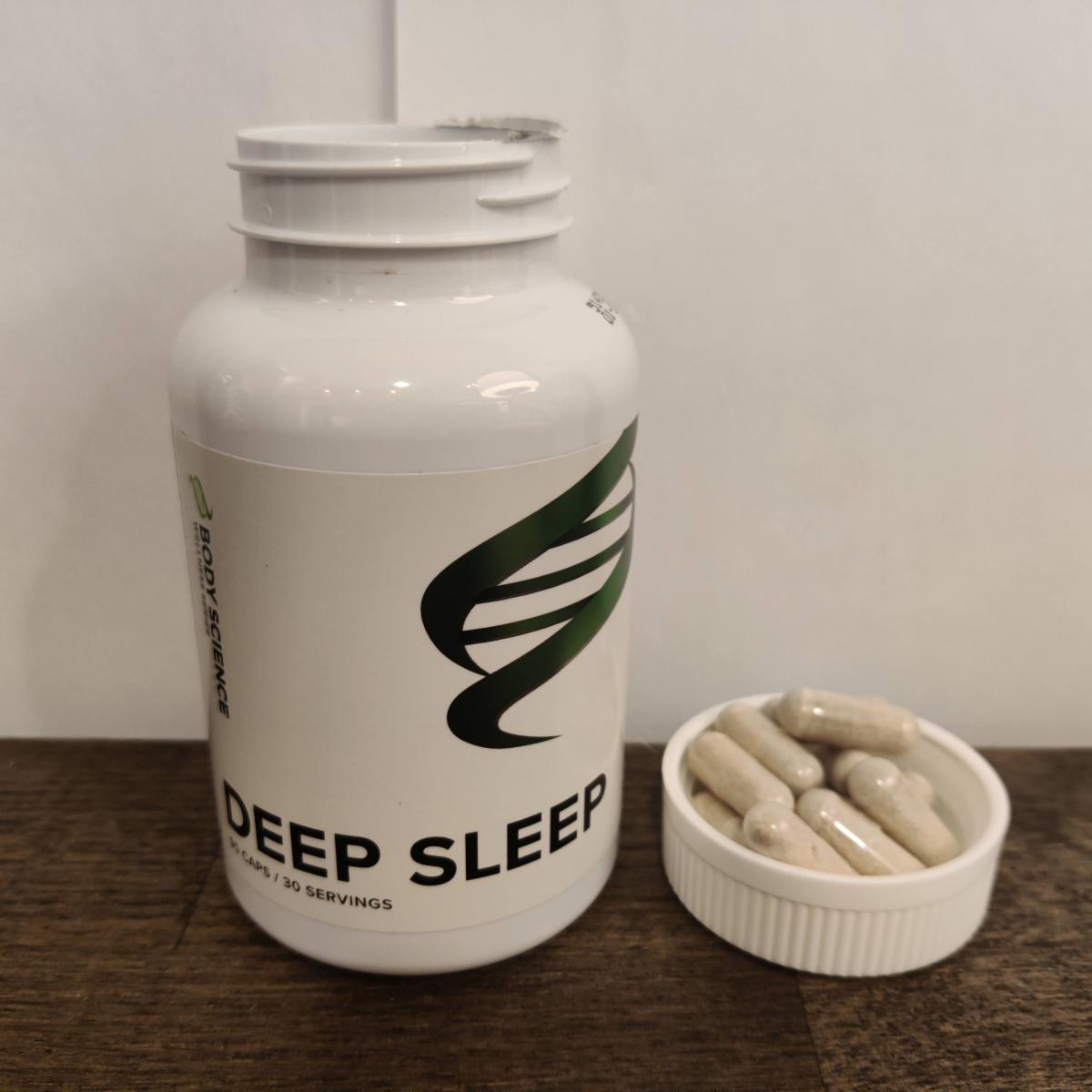 Öppen Deep Sleep-burk med utspridda kapslar, från vårt långtest