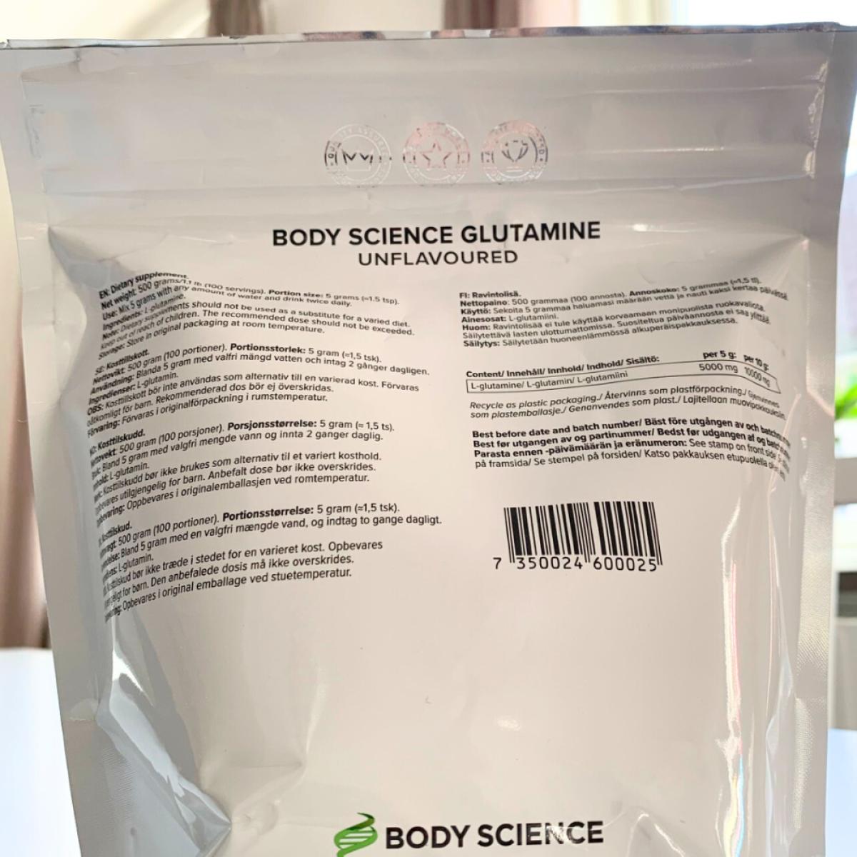 Baksida av Body Science Glutamine med innehåll och dosering, eget foto