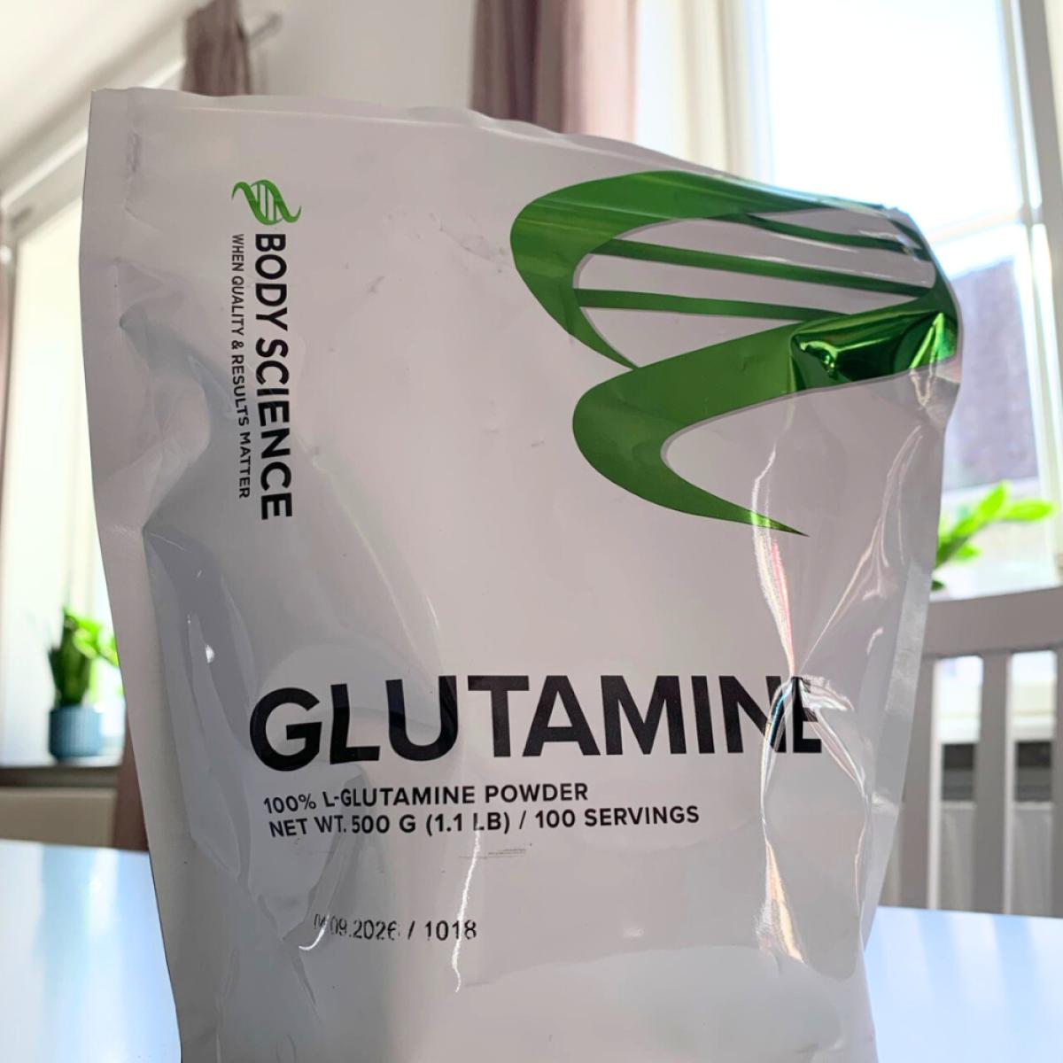 Body Science Glutamine 500 g på köksbord i dagsljus, fotad av oss under testet