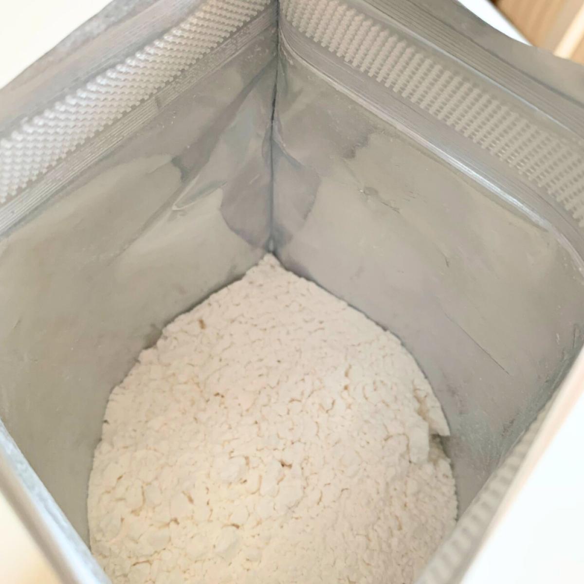 Öppnad påse med finmalt L-glutaminpulver, fotad av oss under testet