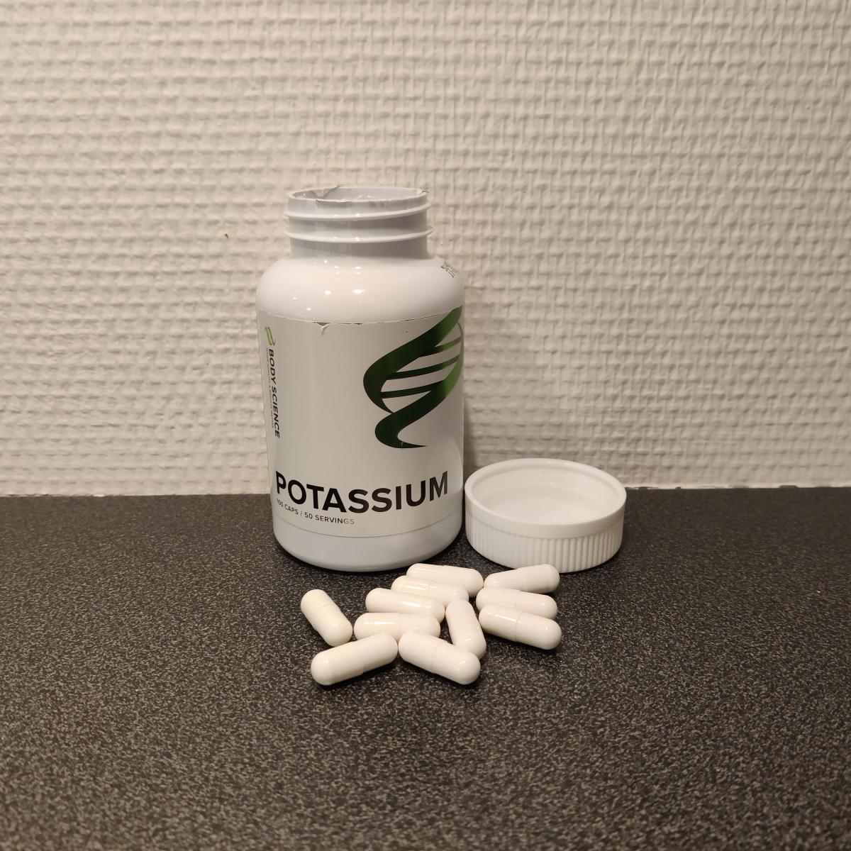 Body Science Kalium öppnad burk med kapslar på bänken foto taget av oss under testet