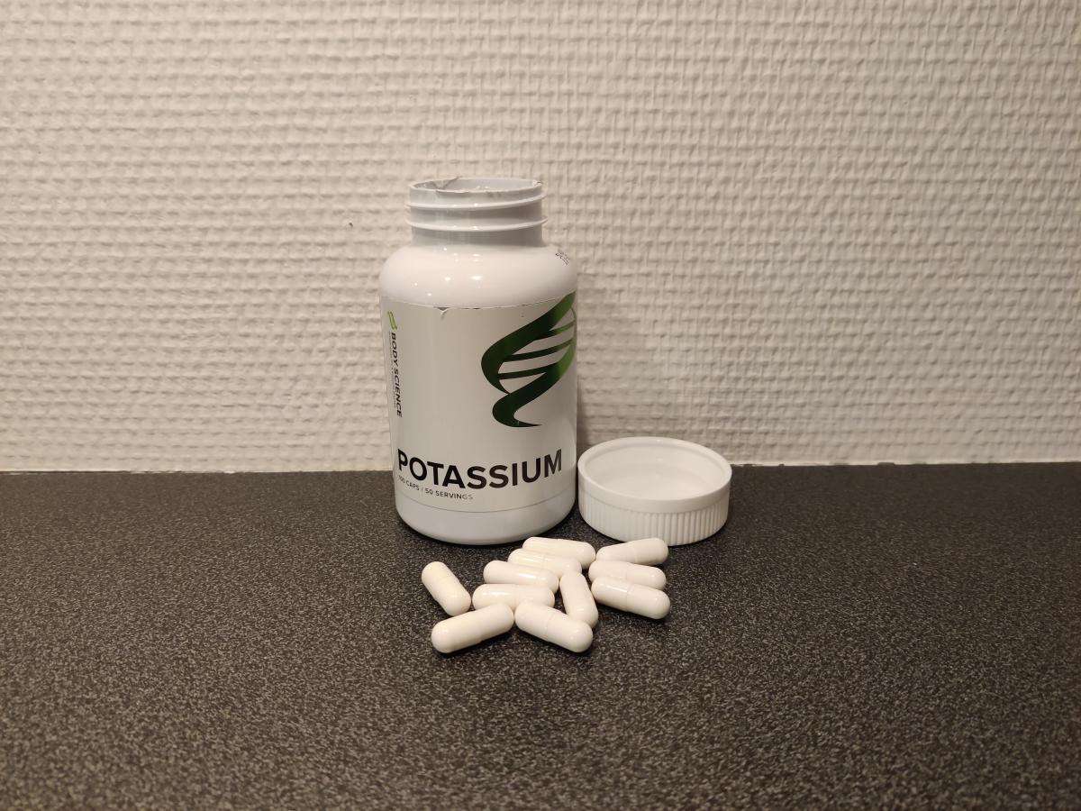Body Science Kalium öppnad burk med kapslar på bänken foto taget av oss under testet