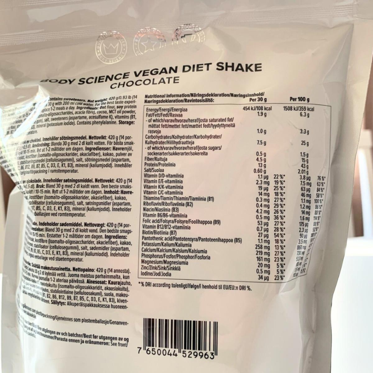 Baksida med näringsdeklaration på Body Science Vegan Diet Shake Chocolate, vårt eget foto