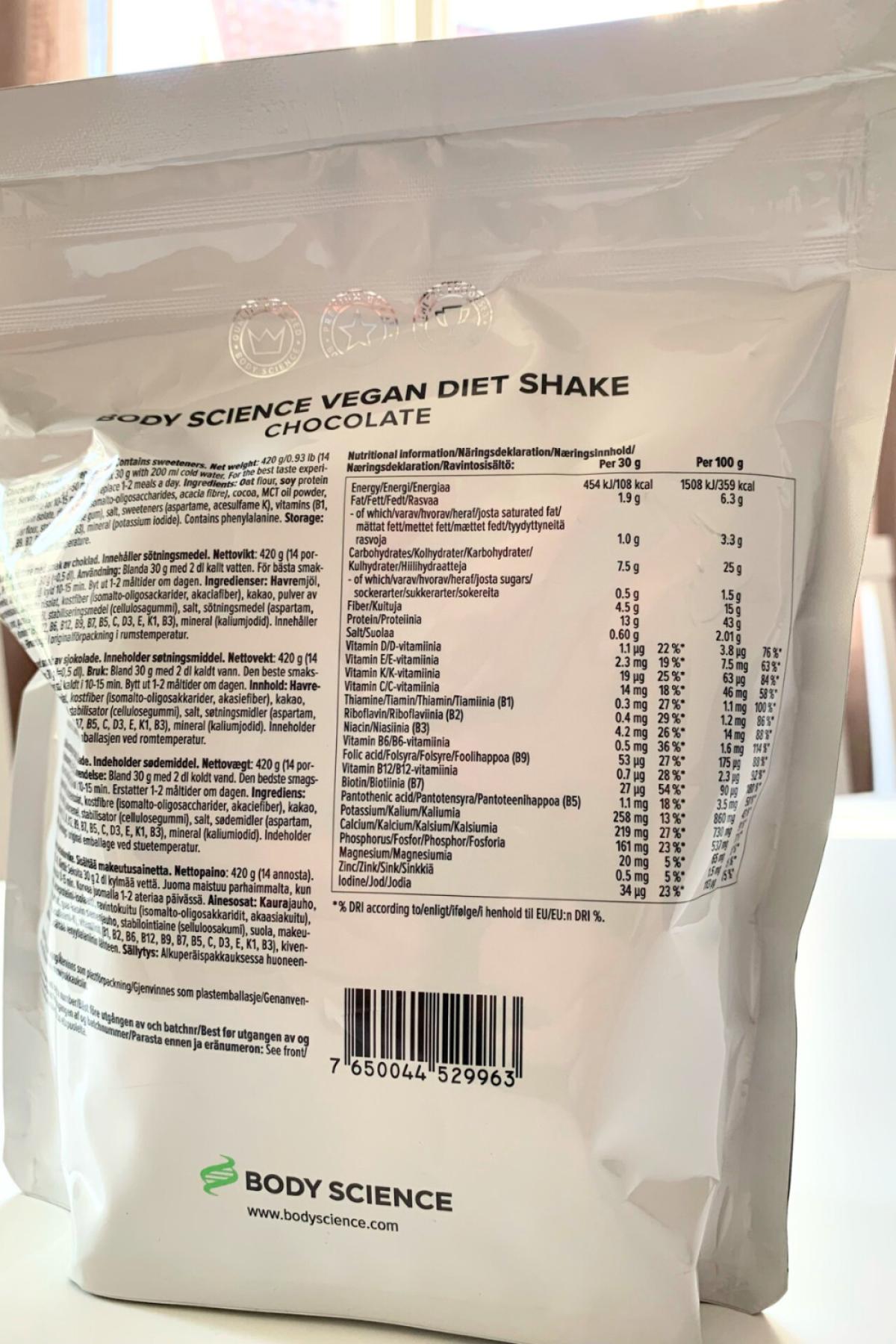 Baksida med näringsdeklaration på Body Science Vegan Diet Shake Chocolate, vårt eget foto