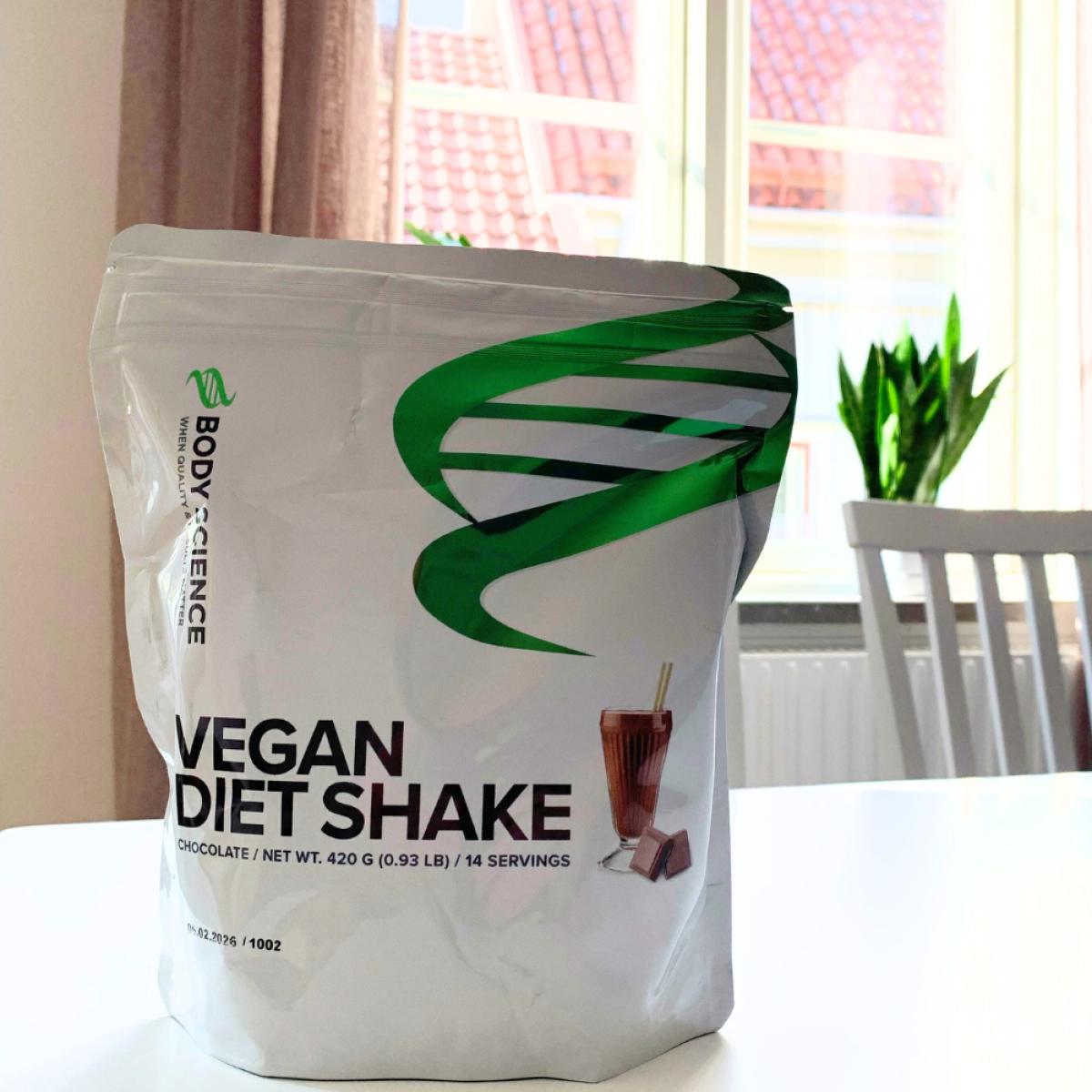 Body Science Vegan Diet Shake Chocolate på köksbordet i morgonljus, foto taget av oss under testet