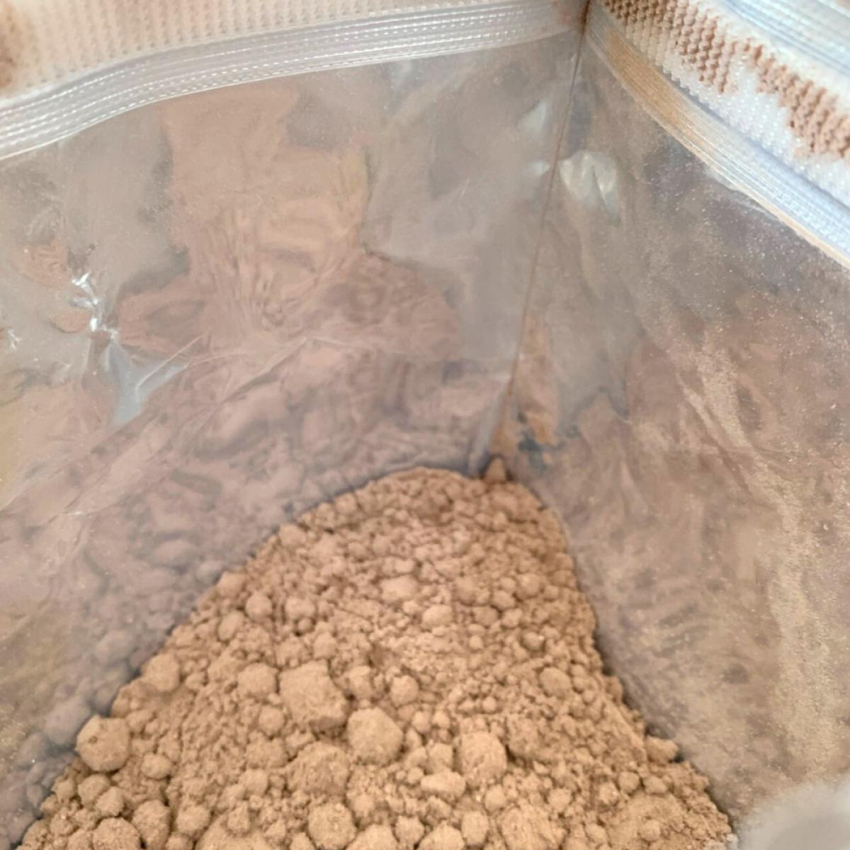 Finmalt chokladpulver i öppnad påse, fotat av oss under testet