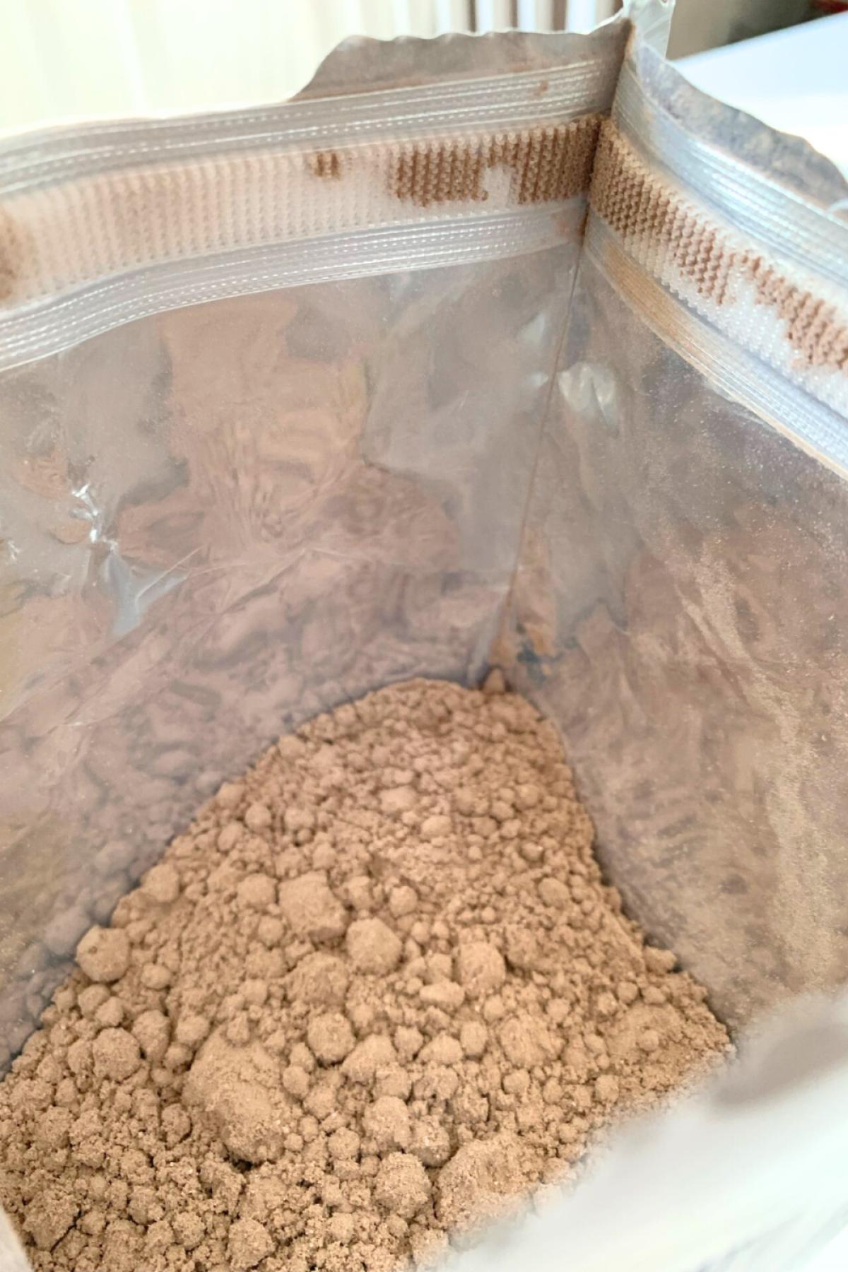 Finmalt chokladpulver i öppnad påse, fotat av oss under testet