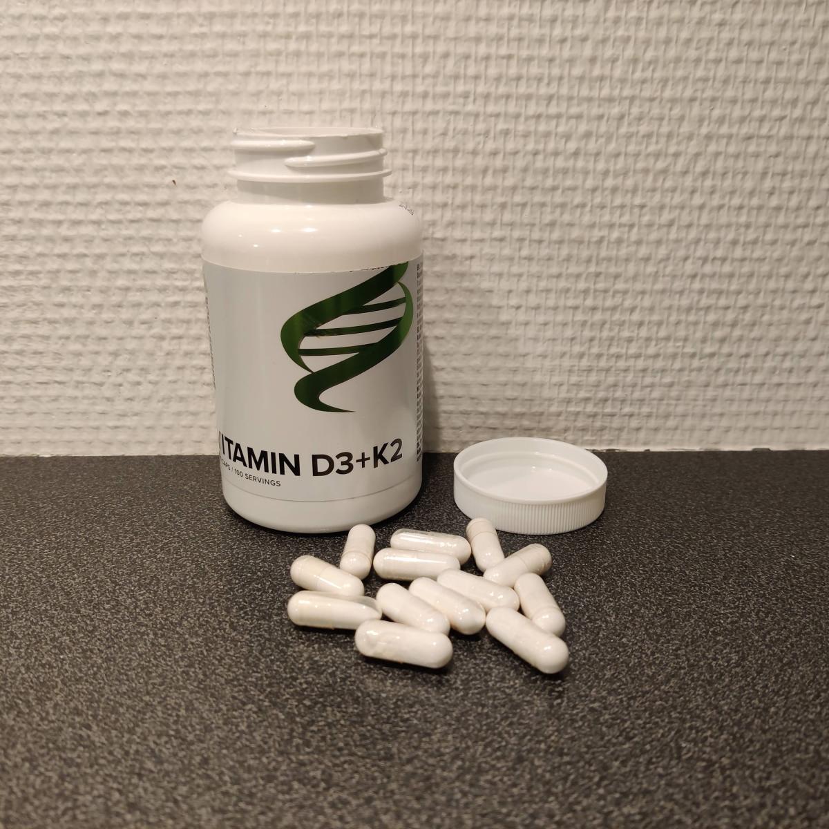Närbild på Body Science Vitamin D3+K2 med kapslar bredvid, taget av oss