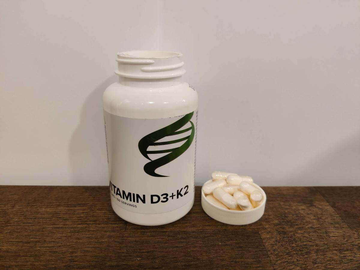 Närbild på Body Science Vitamin D3+K2 med kapslar bredvid, taget av oss