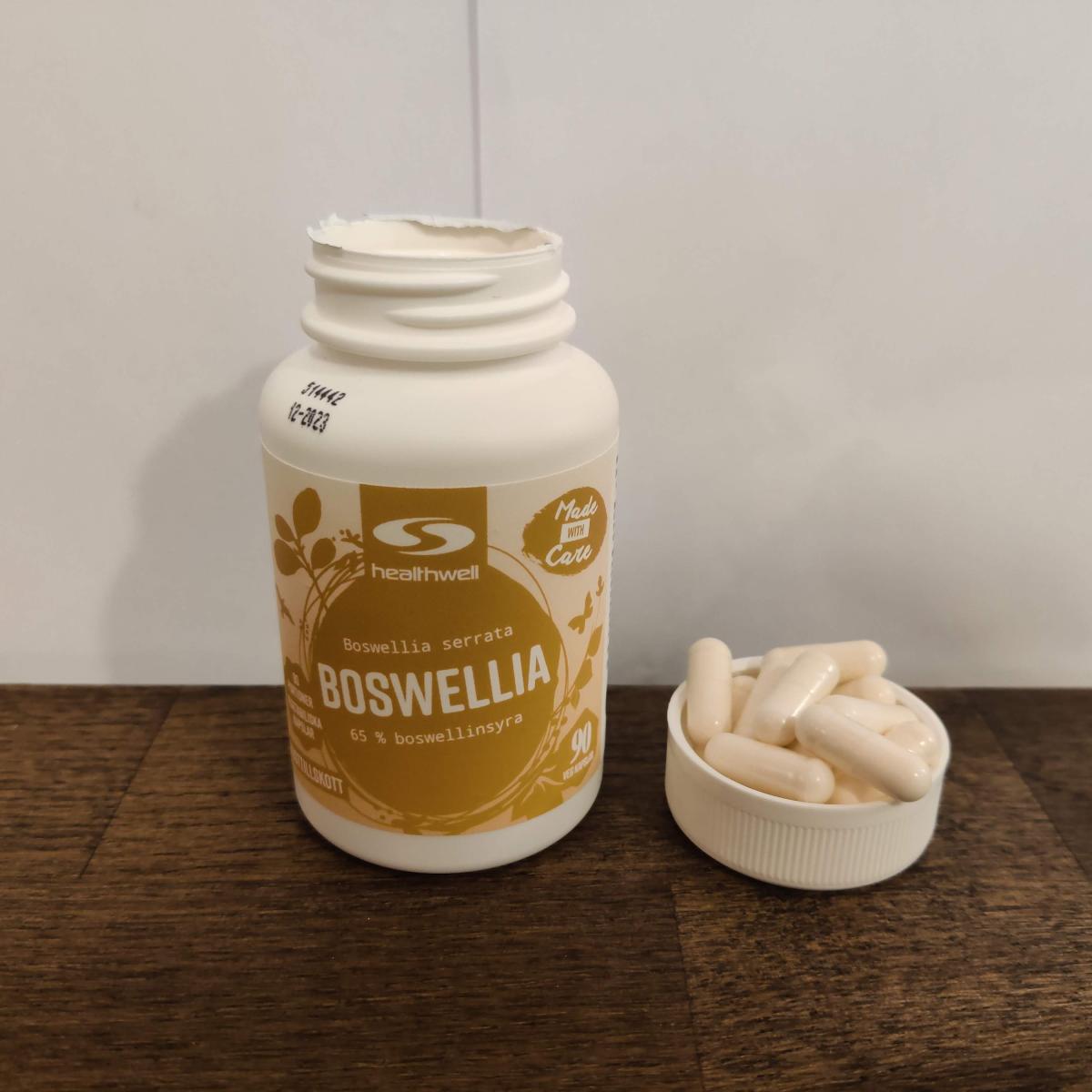 Healthwell Boswellia bredvid en liten samling kapslar, fotograferat av oss under testperioden