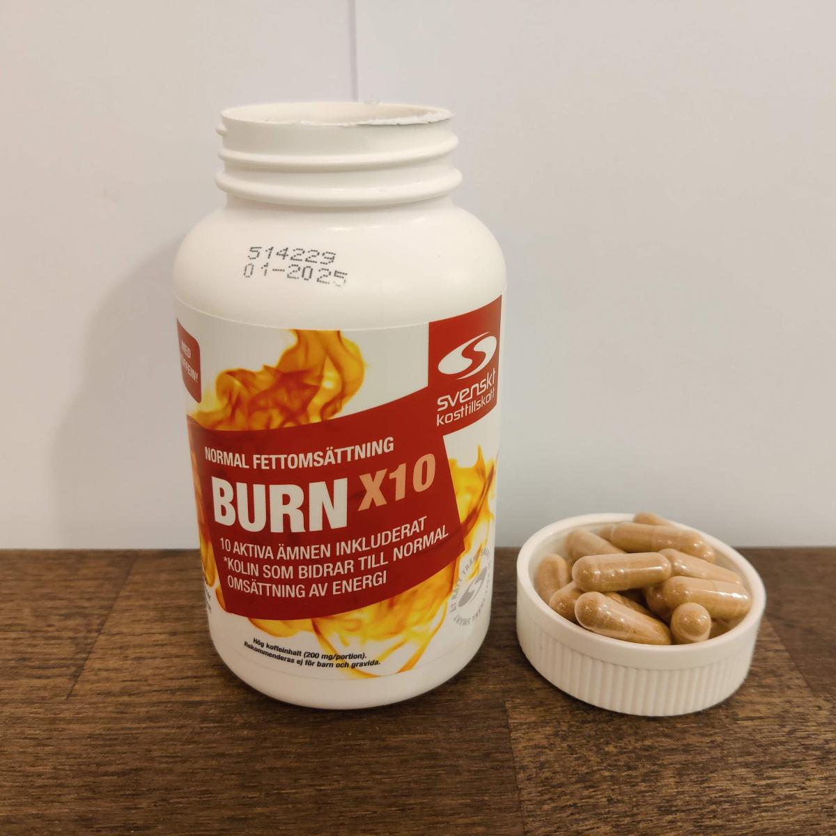 BURN x10 med kapslar bredvid burken tagen i vår studio för recensionen