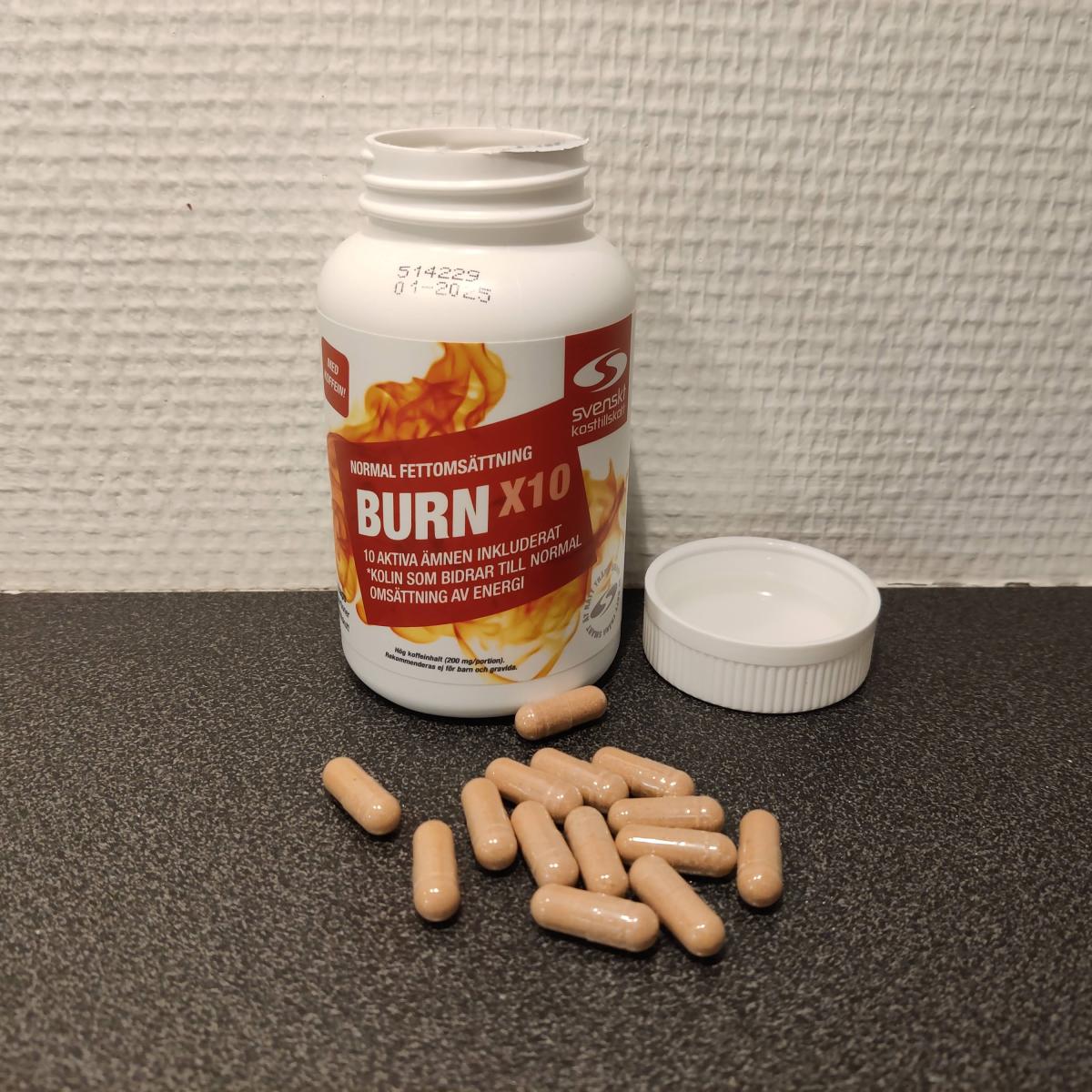 Öppen burk med BURN x10 och kapslar på köksbänken foto taget av oss under testperioden