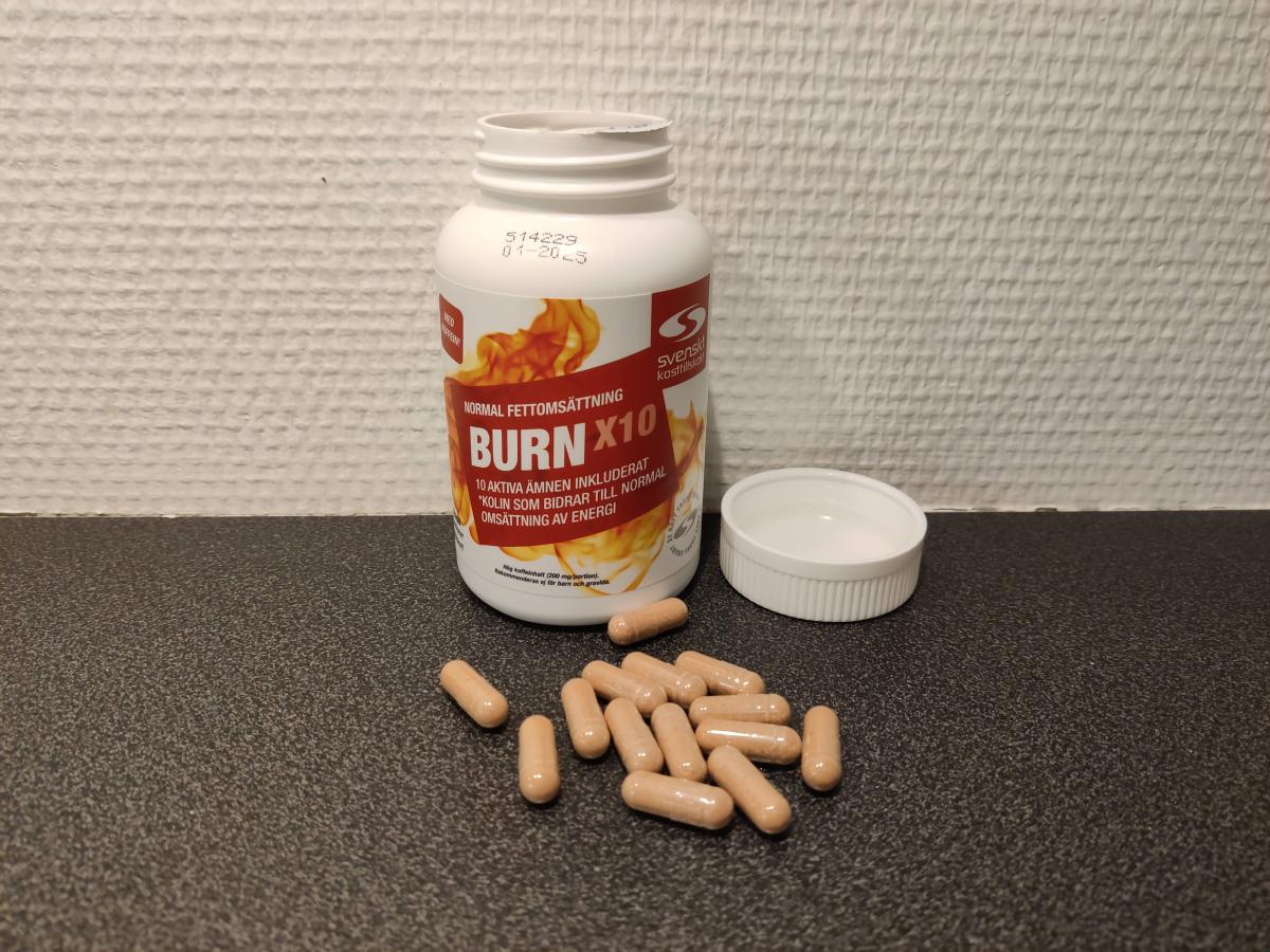 Öppen burk med BURN x10 och kapslar på köksbänken foto taget av oss under testperioden