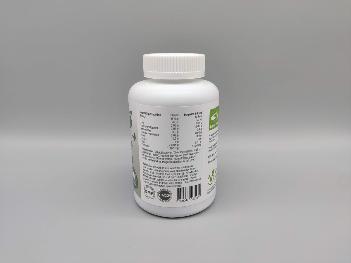 Baksida med näringsinnehåll och märkningar på Healthwell Chlorella Kapslar EKO