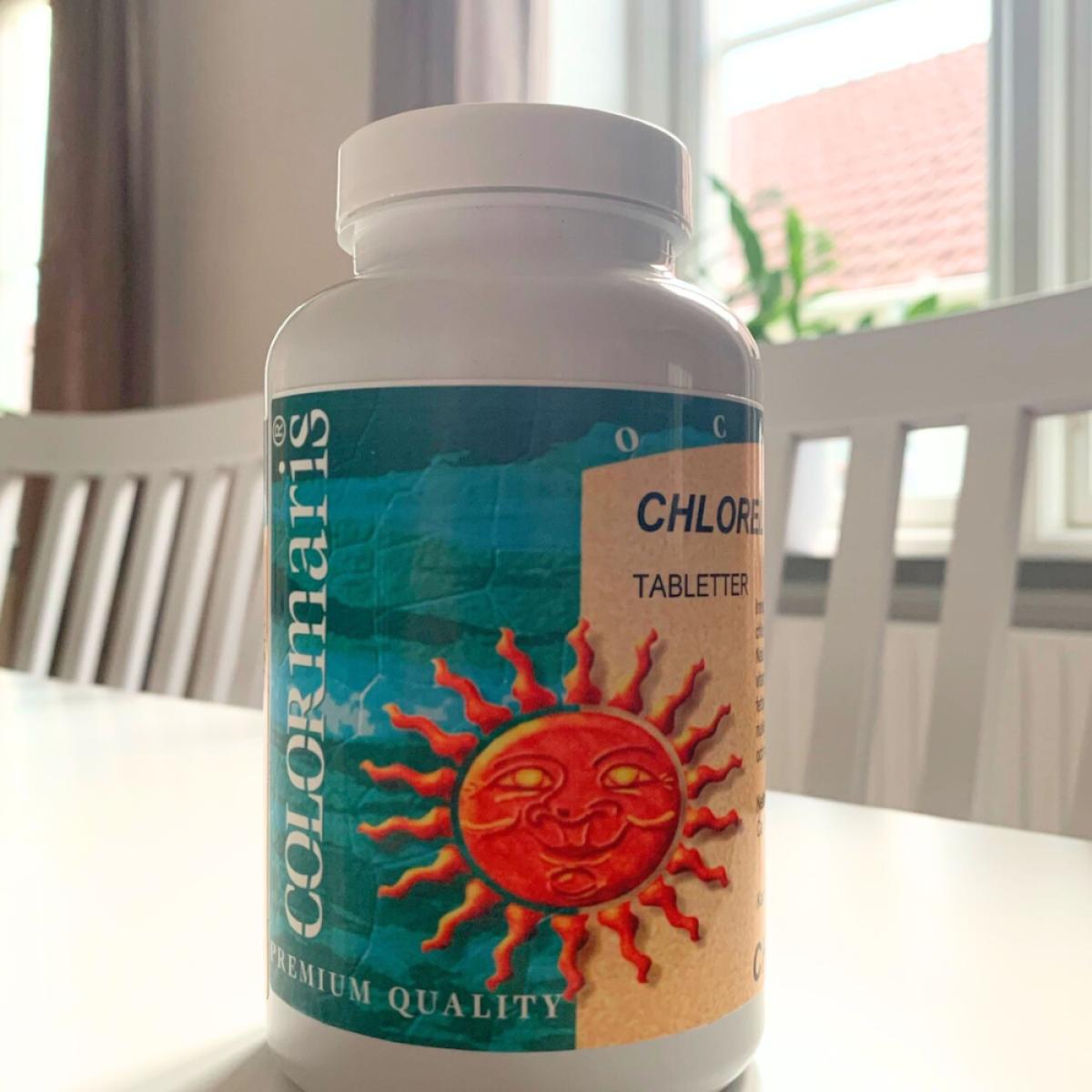 Närbild av etiketten på Colomaris Chlorella med innehållstext