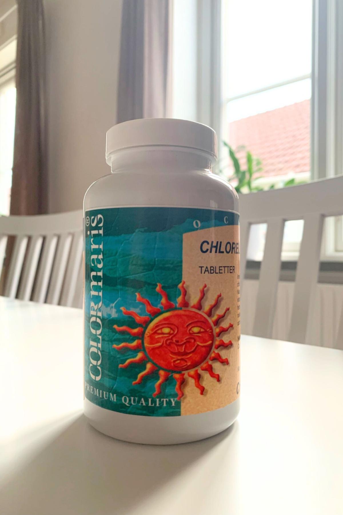 Colomaris Chlorella-burk på köksbord i morgonljus, fotad under vårt test