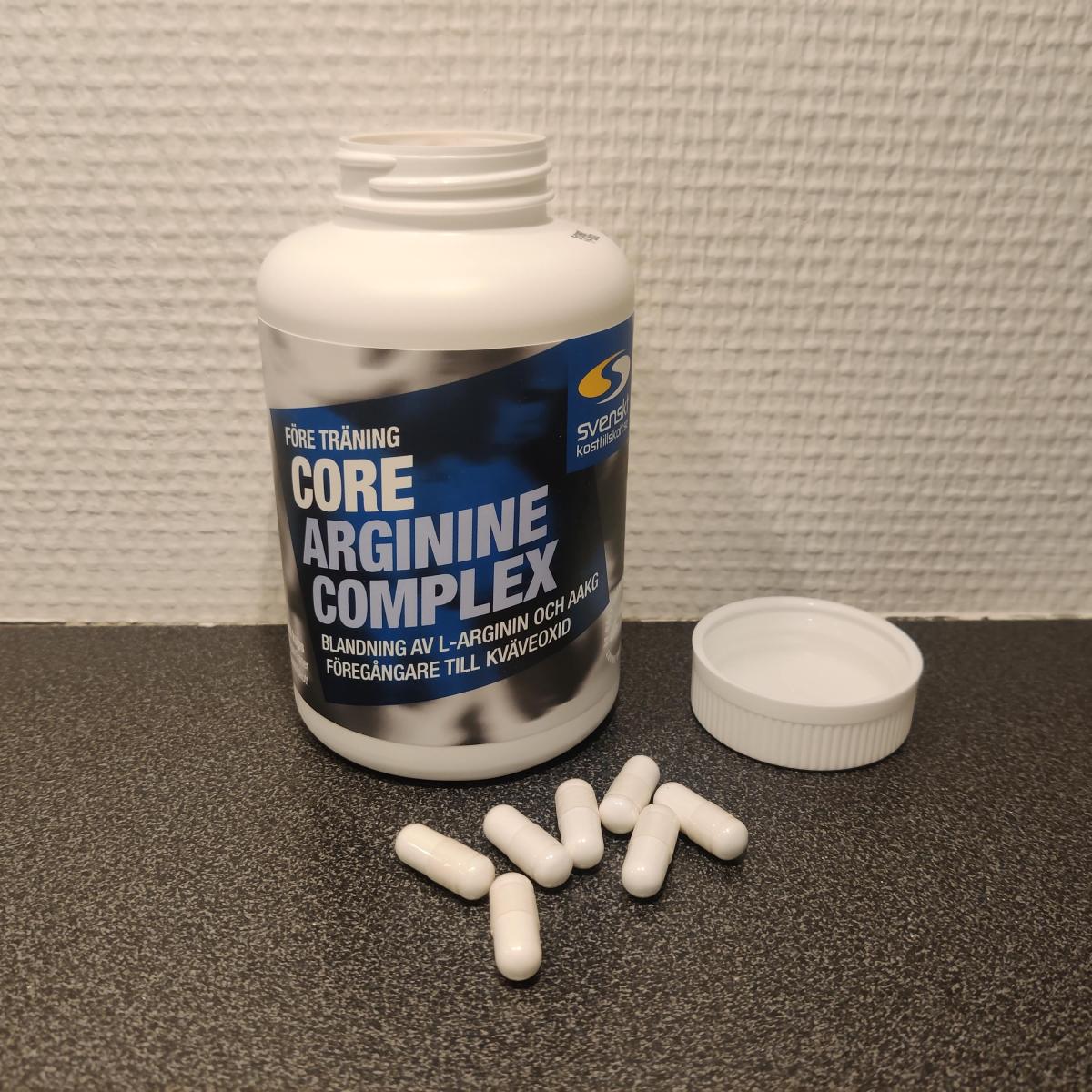 Öppen burk med kapslar på bänkskiva Core Arginine Complex