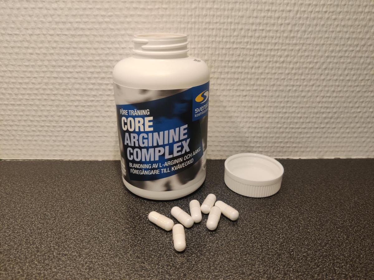 Öppen burk med kapslar på bänkskiva Core Arginine Complex